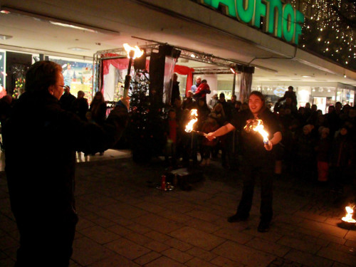Hofer Weihnachtswelt mit Feuerspucker Chariash – Foto 24