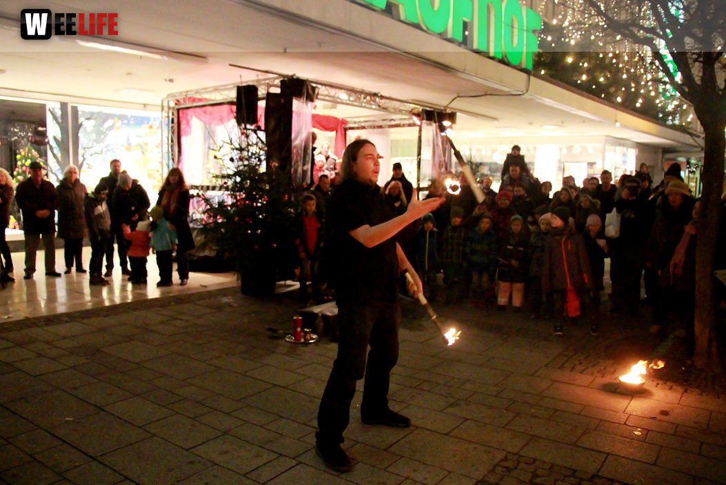 Hofer Weihnachtswelt mit Feuerspucker Chariash