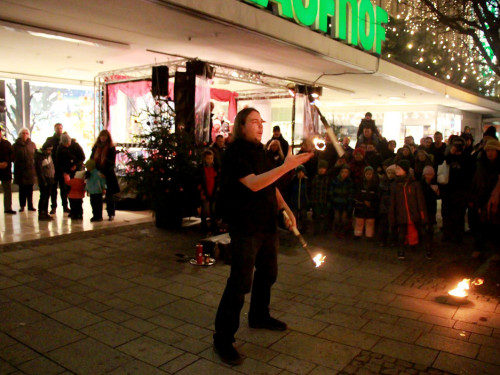 Hofer Weihnachtswelt mit Feuerspucker Chariash – Foto 26