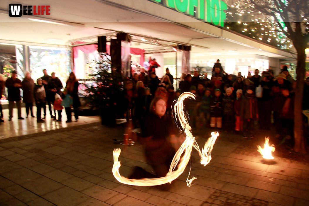 Hofer Weihnachtswelt mit Feuerspucker Chariash