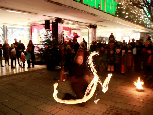 Hofer Weihnachtswelt mit Feuerspucker Chariash – Foto 27