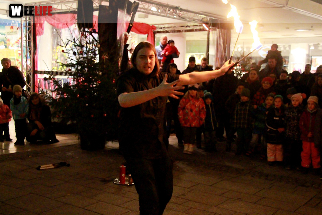 Hofer Weihnachtswelt mit Feuerspucker Chariash