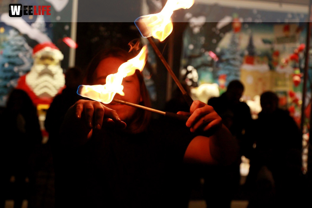 Hofer Weihnachtswelt mit Feuerspucker Chariash