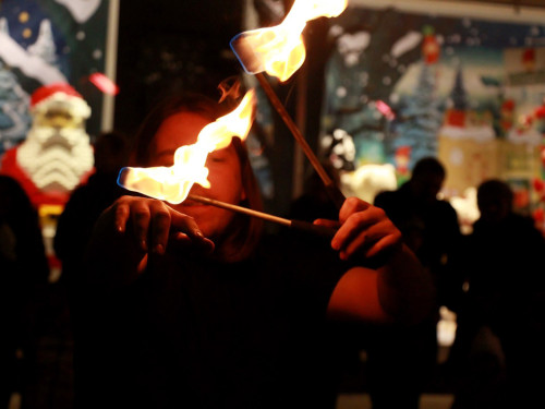 Hofer Weihnachtswelt mit Feuerspucker Chariash – Foto 34