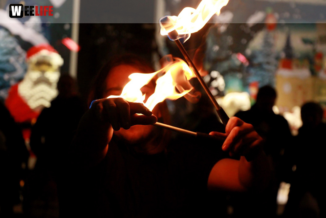 Hofer Weihnachtswelt mit Feuerspucker Chariash