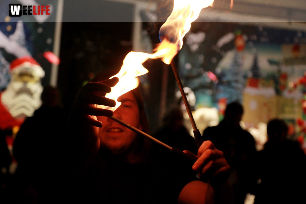 Hofer Weihnachtswelt mit Feuerspucker Chariash