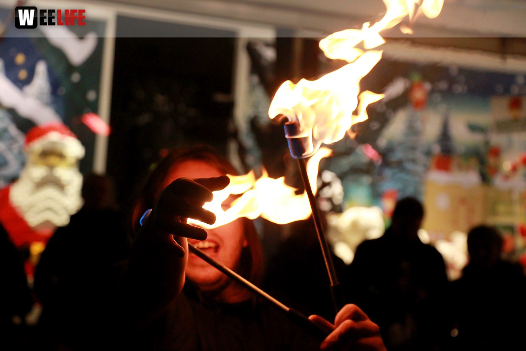 Hofer Weihnachtswelt mit Feuerspucker Chariash