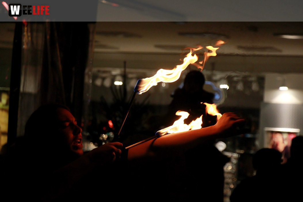 Hofer Weihnachtswelt mit Feuerspucker Chariash