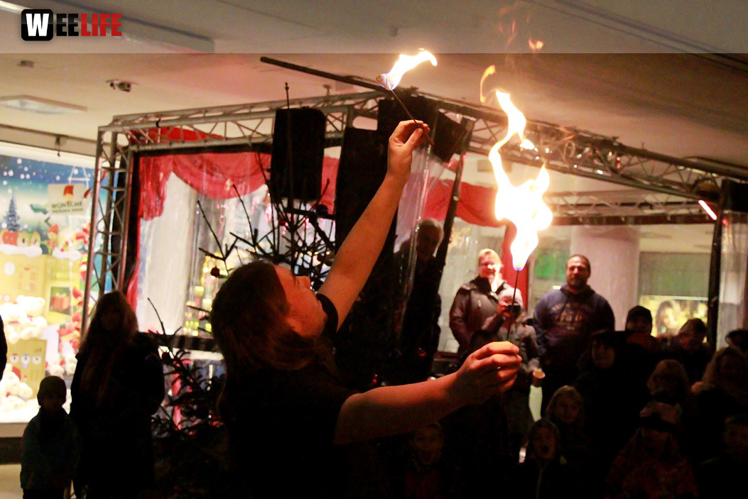 Hofer Weihnachtswelt mit Feuerspucker Chariash