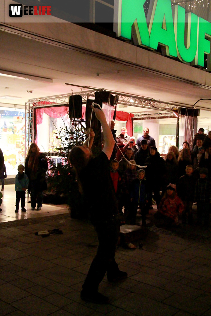 Hofer Weihnachtswelt mit Feuerspucker Chariash