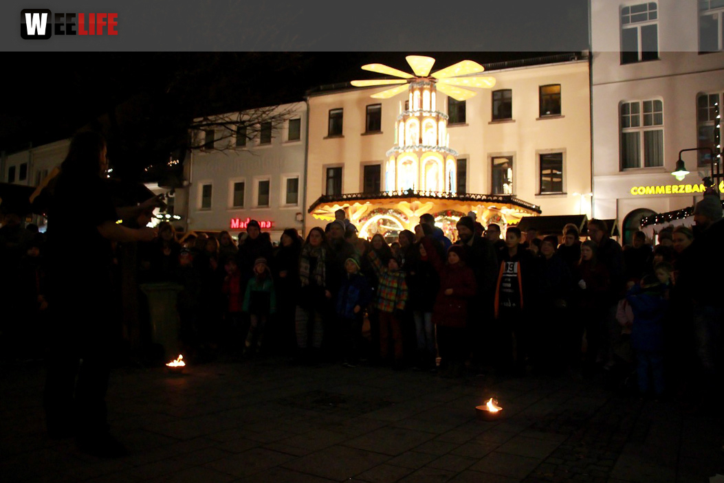 Hofer Weihnachtswelt mit Feuerspucker Chariash