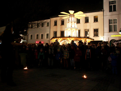 Hofer Weihnachtswelt mit Feuerspucker Chariash – Foto 49