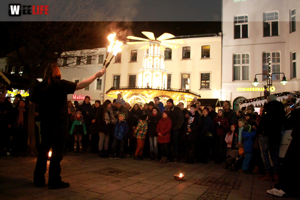 Hofer Weihnachtswelt mit Feuerspucker Chariash