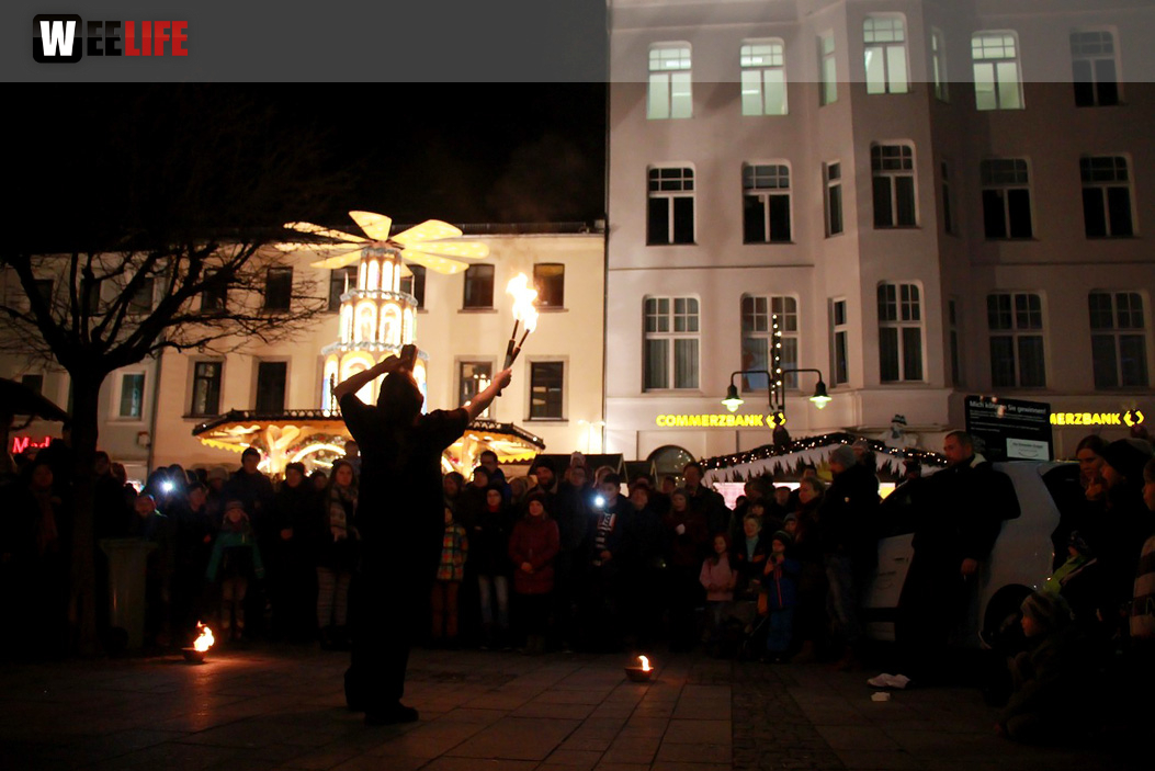 Hofer Weihnachtswelt mit Feuerspucker Chariash