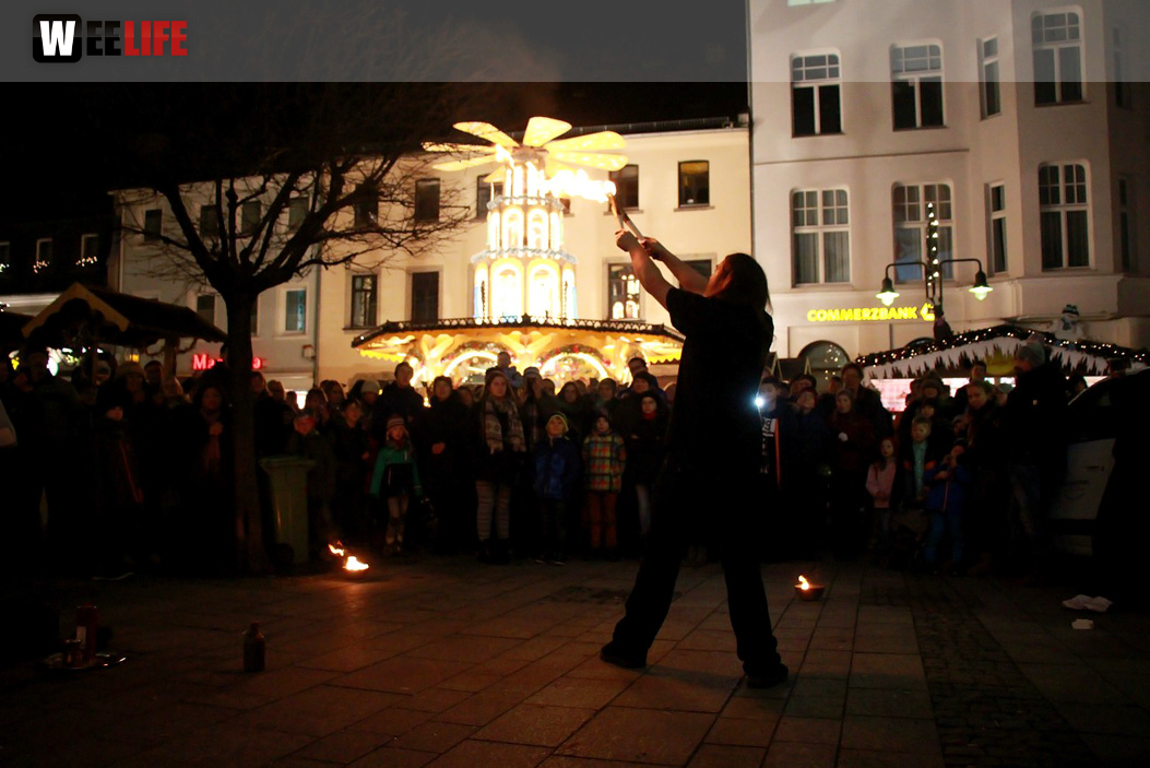Hofer Weihnachtswelt mit Feuerspucker Chariash
