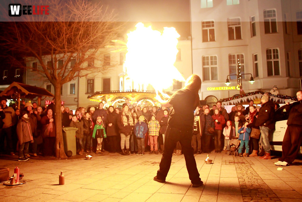 Hofer Weihnachtswelt mit Feuerspucker Chariash