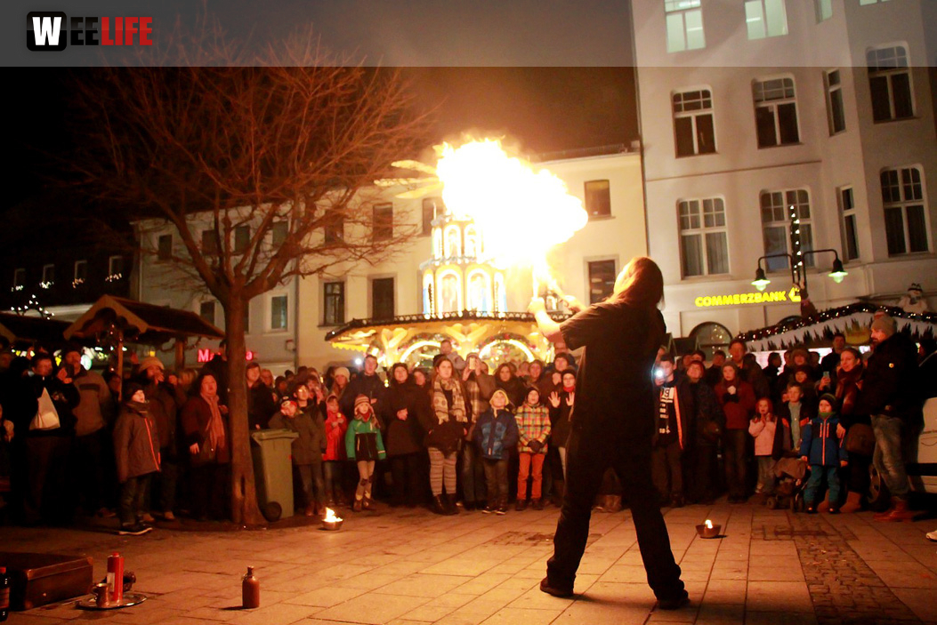 Hofer Weihnachtswelt mit Feuerspucker Chariash