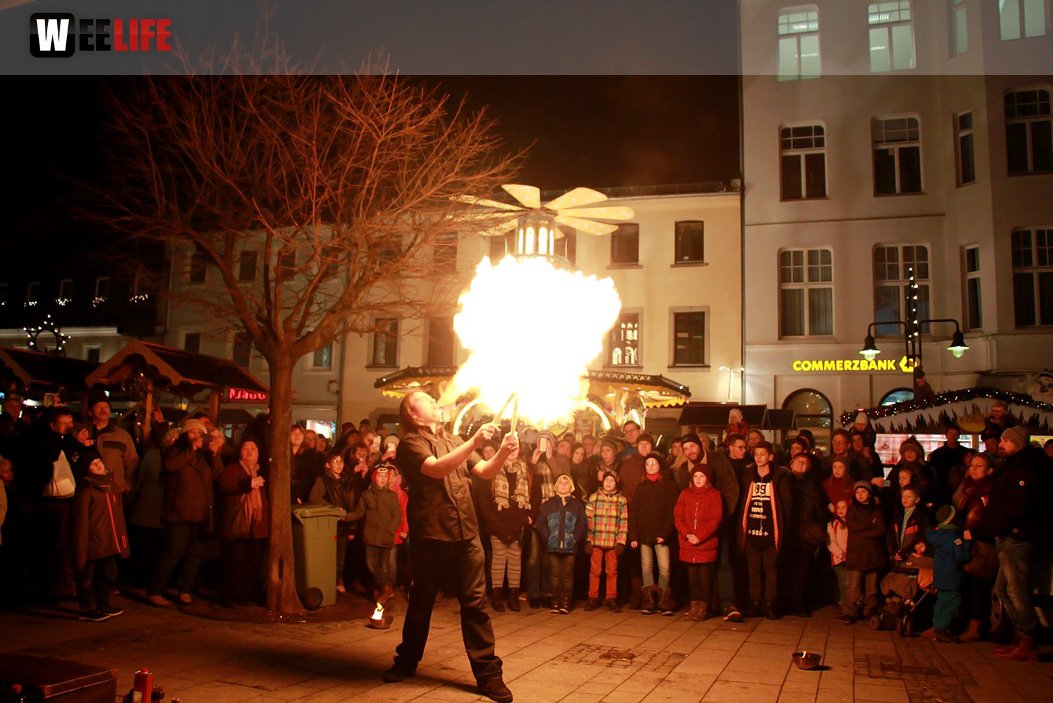 Hofer Weihnachtswelt mit Feuerspucker Chariash
