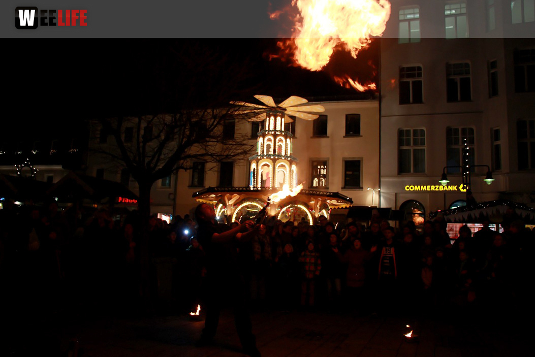 Hofer Weihnachtswelt mit Feuerspucker Chariash