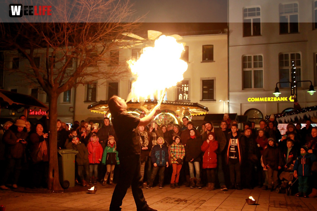 Hofer Weihnachtswelt mit Feuerspucker Chariash