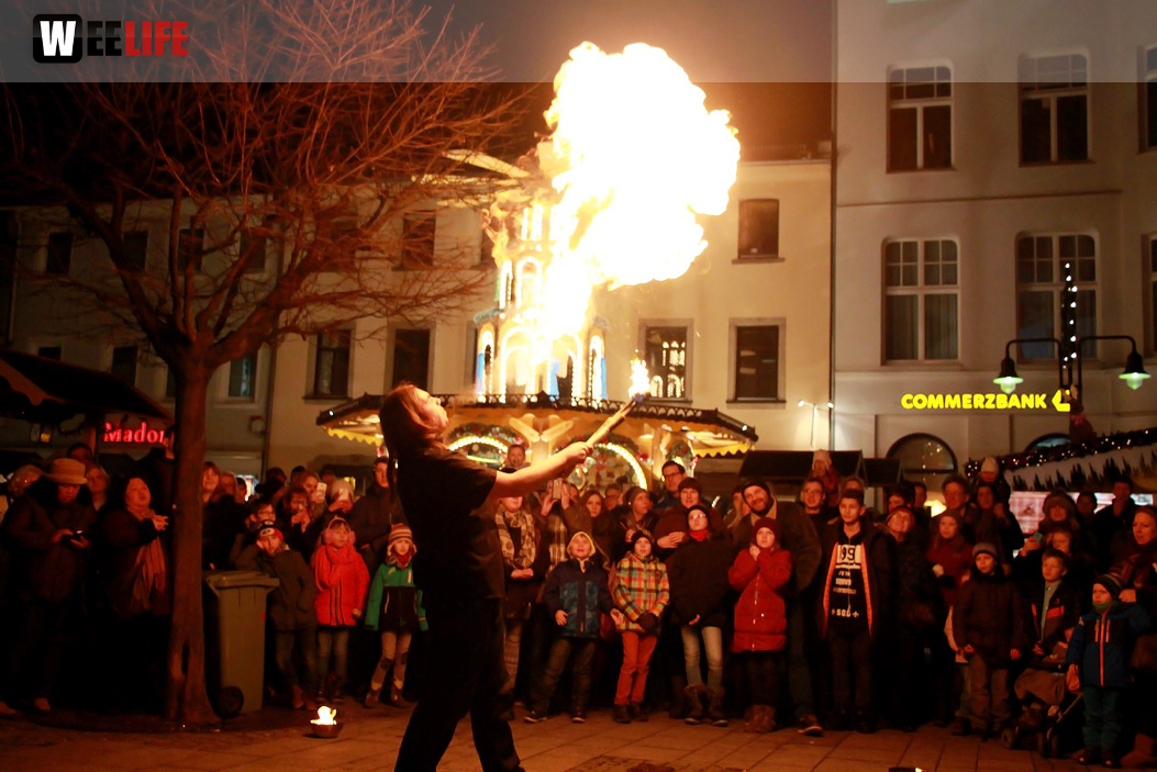 Hofer Weihnachtswelt mit Feuerspucker Chariash