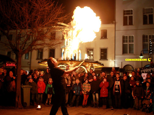 Hofer Weihnachtswelt mit Feuerspucker Chariash – Foto 59