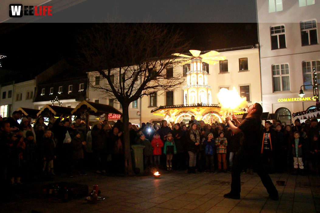 Hofer Weihnachtswelt mit Feuerspucker Chariash