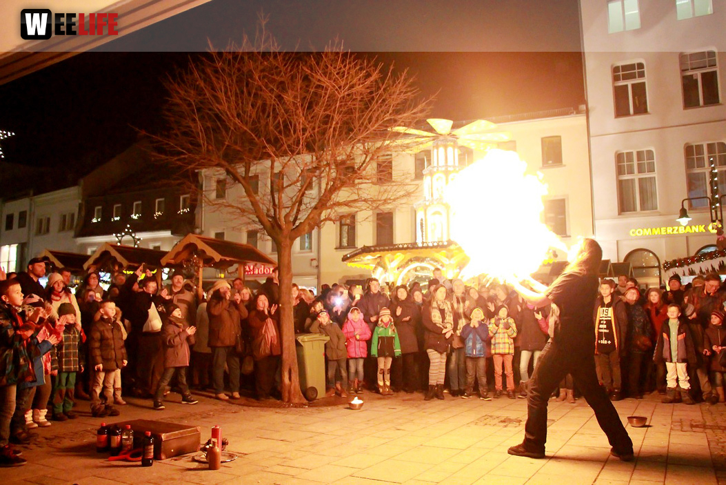 Hofer Weihnachtswelt mit Feuerspucker Chariash