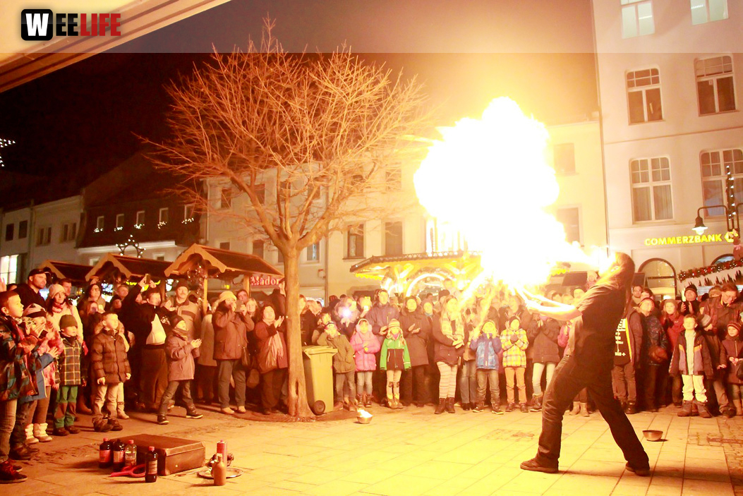 Hofer Weihnachtswelt mit Feuerspucker Chariash