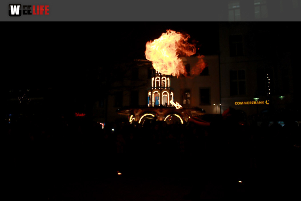 Hofer Weihnachtswelt mit Feuerspucker Chariash