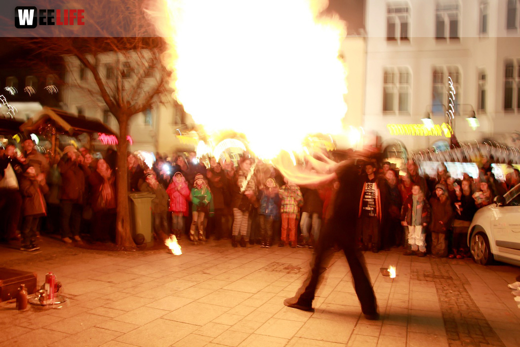 Hofer Weihnachtswelt mit Feuerspucker Chariash