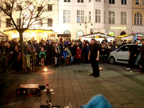 Hofer Weihnachtswelt mit Feuerspucker Chariash – Foto 66