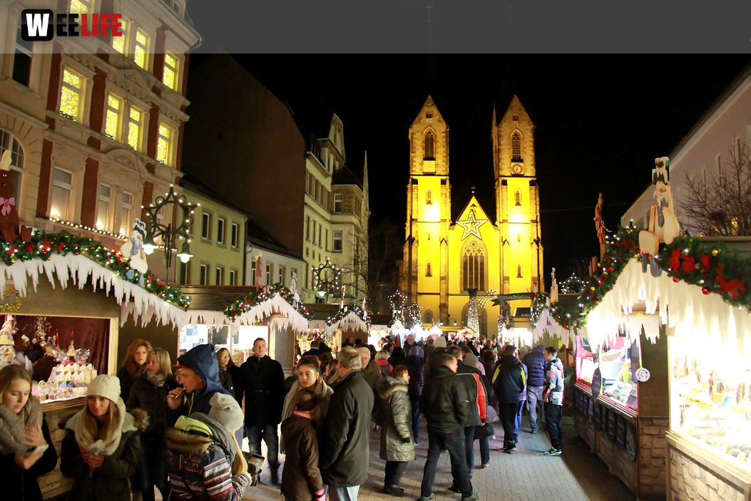 Hofer Weihnachtswelt mit Feuerspucker Chariash