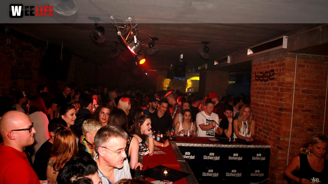 Black Base mit DJs Baxter, Sickboy