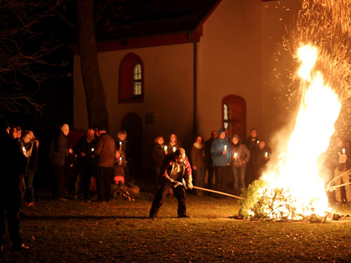 Osternachtsgottesdienst mit OSterfeuer im Park – Foto 24