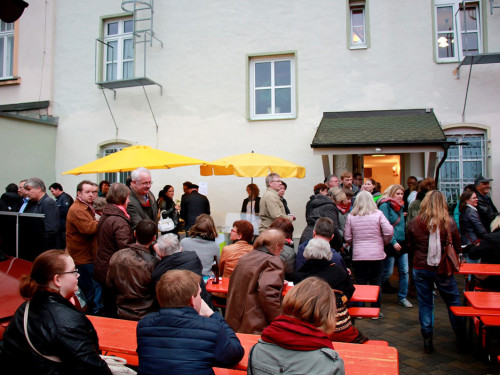 InnenHofKonzert Hotel Burghof Menno Stuifmeel Jugendhilfe St. Elisabeth Fräulein Elli Nicol Bad u. Heizung Frankensima – Foto 37