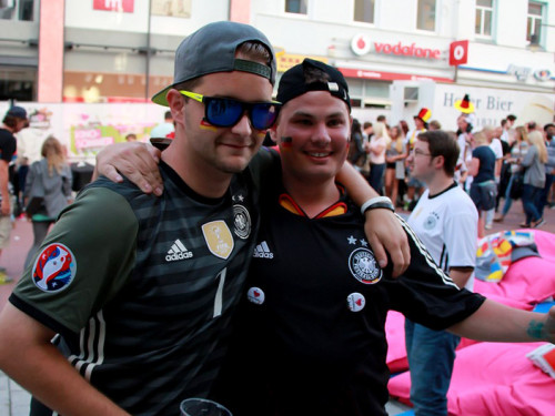 Public Viewing EM Deutschland Slowakei Euroherz Fanmeile  – Foto 45