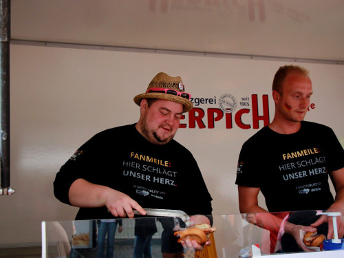Public Viewing EM Deutschland Slowakei Euroherz Fanmeile  – Foto 54