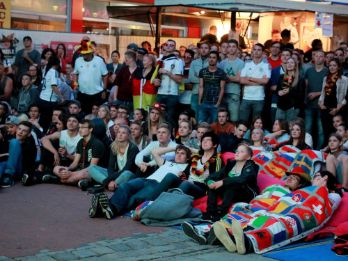 Public Viewing EM Deutschland Frankreich Euroherz Fanmeile – Foto 9