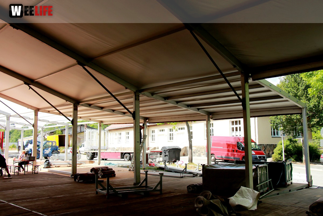 Volksfestaufbau Die Halln