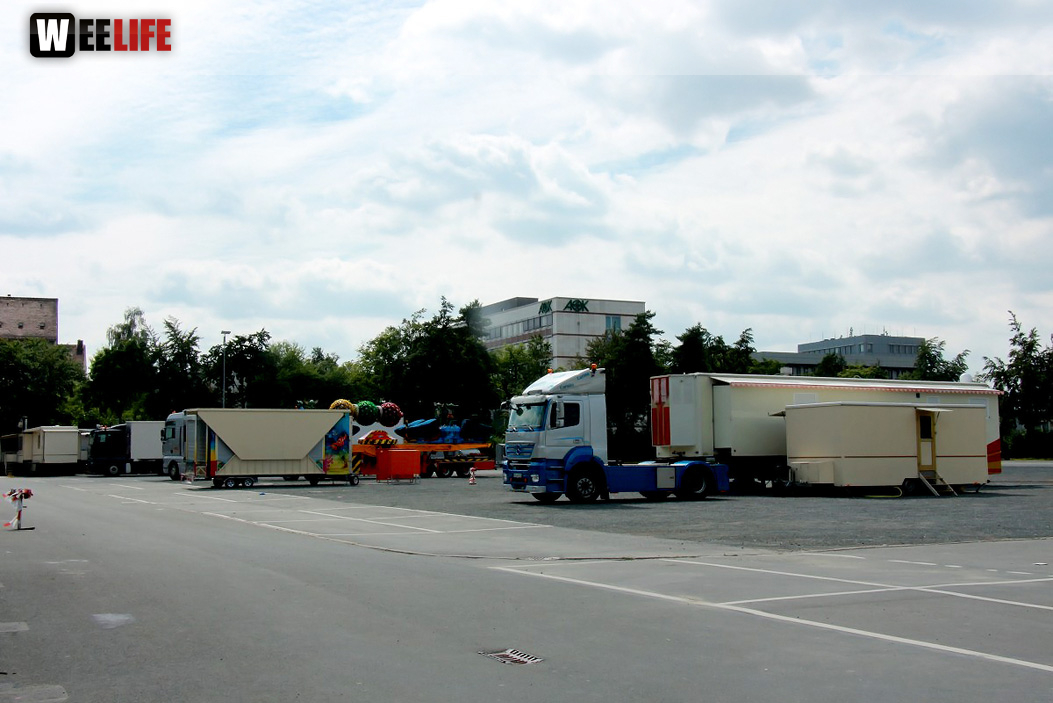 Volksfestaufbau Die Halln