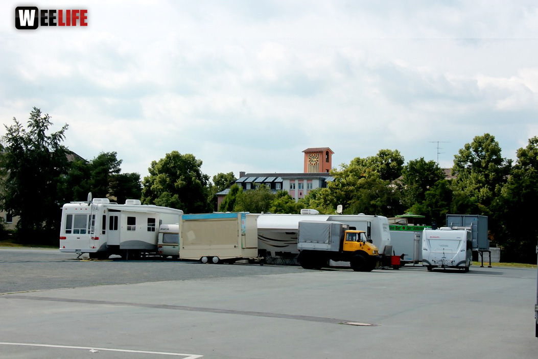 Volksfestaufbau Die Halln