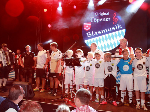 Hofer Volksfest 2016 Tag 1 Freitag Ehrung von den Jugendfussballern SpvGG Bayern Hof – Foto 4