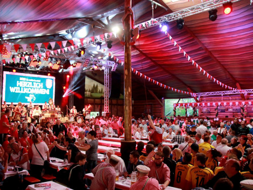 Hofer Volksfest 2016 Tag 1 Freitag Nach dem Umzug  Original Töpener Blasmusik – Foto 7