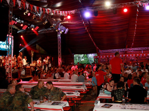 Hofer Volksfest 2016 Tag 1 Freitag Nach dem Umzug  Original Töpener Blasmusik – Foto 8