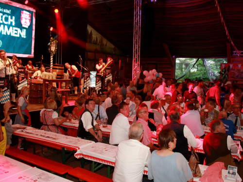Hofer Volksfest 2016 Tag 1 Freitag Nach dem Umzug  Original Töpener Blasmusik – Foto 10