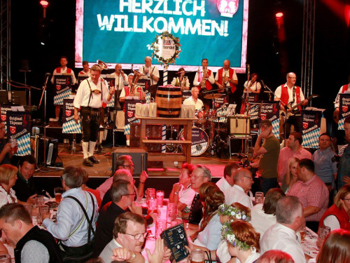 Hofer Volksfest 2016 Tag 1 Freitag Nach dem Umzug  Original Töpener Blasmusik – Foto 13