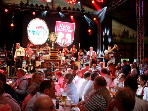 Hofer Volksfest 2016 Tag 1 Freitag Nach dem Umzug  Original Töpener Blasmusik – Foto 20