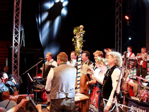 Hofer Volksfest 2016 Tag 1 Freitag Nach dem Umzug  Original Töpener Blasmusik – Foto 22