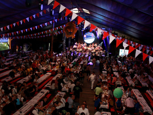 Hofer Volksfest 2016 Tag 1 Freitag Nach dem Umzug  Original Töpener Blasmusik – Foto 44